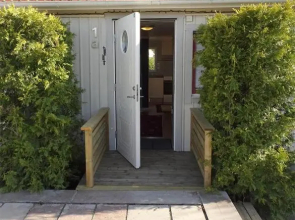 Stuga med havsutsikt och 50m till strand