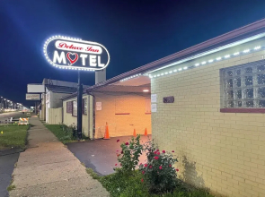 Deluxe Inn Motel