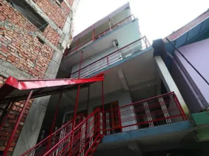 OYO 18469 Hotel Hmvr