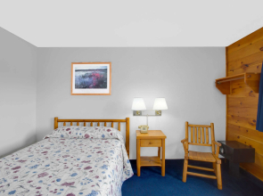 Super 8 by Wyndham Lake George/Warrensburg Area