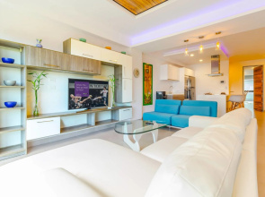 Large 2 BR Close to Beach AC Rooftop Pool