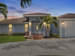 Lake Worth Beach House 3 Bedroom Home by Redawning