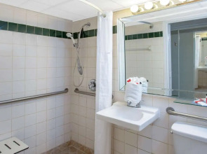 Days Hotel - Thunderbird Beach Resort