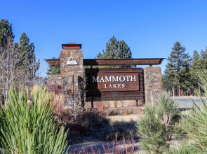 Snowcreek V 999 Mammoth Mountain Views, Private Washer Dryer, Pet-Friendly by RedAwning
