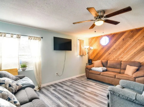 Remodeled Seminole Apt + Yard: 3 Mi to Beach!
