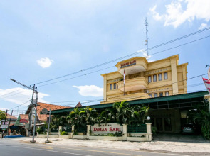 RedDoorz Plus near Alun Alun Karanganyar