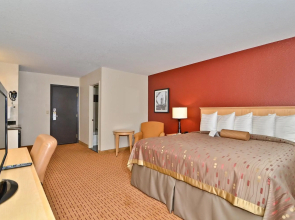 Clackamas Inn & Suites