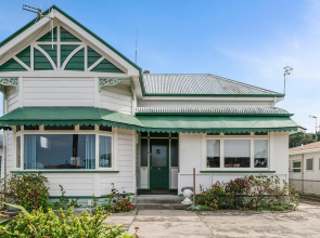 Leica Stay and Walnut Flat - Napier Holiday Home