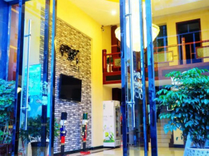 Emeishan Chunnuan Huayi Theme Hotel