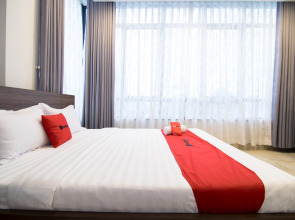 RedDoorz Premium near Hang Xanh