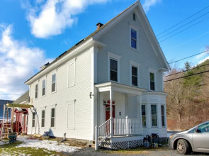 All-season Ludlow Apartment: 3 Mi to Okemo Resort!