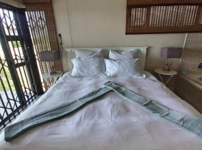 Whale Rock, Modern Beachfront Apartment