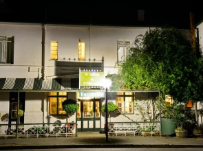 Die Tuishuise and Victoria Manor