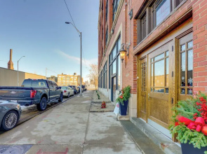 1 Mi to Dtwn! Riverside Corktown Loft on 2nd Floor