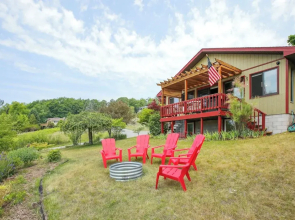 Crystal Lake Vacation Rental, 3 Mi to Betsie River