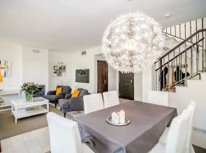 SE-Spacious townhouse in Nueva Andalucia Roomservice