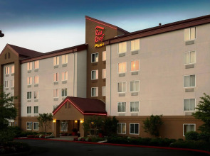 Red Roof Inn PLUS+ Long Island - Garden City