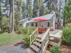 < 2 Blocks to Lake Tahoe: Family Home Near Skiing