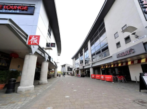 Penthouse Apartment - City Centre - Free Parking, Balcony, Fast Wifi and Smart TV with Netflix by Yoko Property