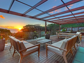 Sea View 3bed Apt w Pool Near Beaches Glen Sunsets