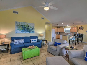 Walk to Galveston Beach: Pet-friendly Home