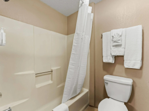 Super 8 by Wyndham Elgin