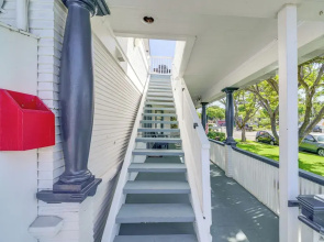 Victorian Carpinteria Apartment < 1 Mi to Beach!