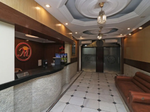 OYO Flagship 19301 Mezbaan International Naka Hindola