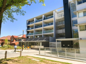 City Central Designer Apartment with Parking