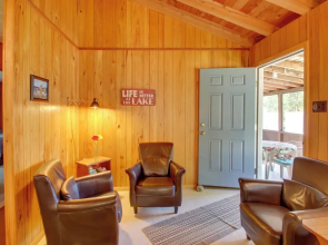 'the Birches' Raymond Getaway w/ Beach & Boat Dock