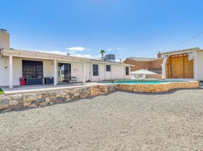 4 Mi to Beach & Boat Ramp: Lake Havasu City Abode!