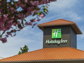 Elk Lake Inn & Suites Victoria