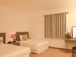 Den Long Do Hotel & Restaurant