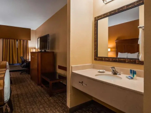 Econo Lodge Inn & Suites
