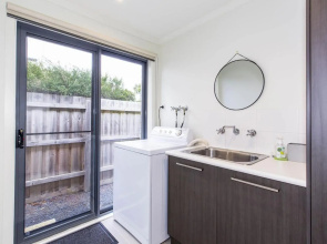 Surfside Getaway In Picturesque Inverloch