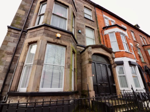 Large 2 Bedroom Apartment Near Cathedral