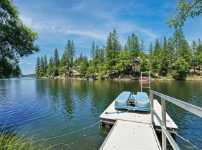 The Big Easy - Lakefront Only 1 mile to Popular Marina Beach! by Yosemite Region Resorts