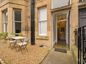 Chic 2 Bedroom Apartment near Old Town