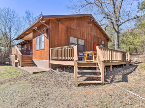 Walk to White River: Home w/ Deck in Flippin!