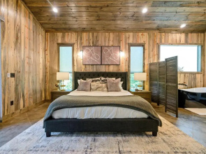 Vacana Blackwater Waterfront Couples Cabin, HotTub, FirePit, Pet Friendly