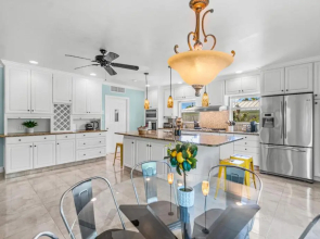 4B/3B Gem w/Heated Pool/Jacuzzi - Steps to Beach