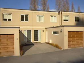 Esplanade Queenstown by Staysouth