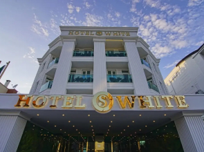 S White Hotel