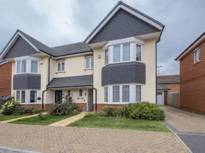 Oxlade Serviced Hse 3 Bedrms  6 singles