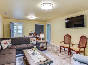 2 Mi to Dtwn Tacoma: Charming Home w/ Deck & Yard!