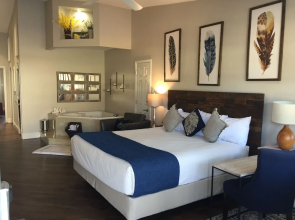 Pinemark Inn & Suites