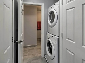 Charming Historic Condo - Walk to Downtown & UW