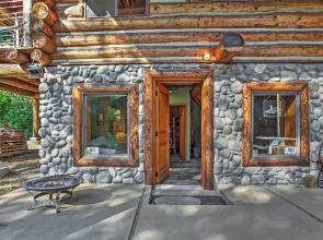 Cozy Easton Cabin w/ Wenatchee Nat'l Forest Views!