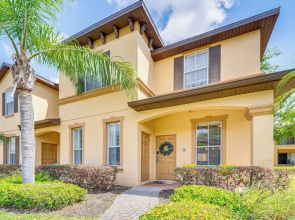 9 Mi to Wdw: Townhouse w/ Balcony in Davenport!
