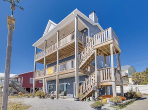 Ocean-view Apt in Emerald Isle - Walk to Beaches!